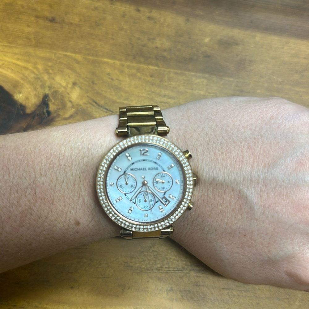 In good condition Michael kors gold watch. In between rose gold & gold.